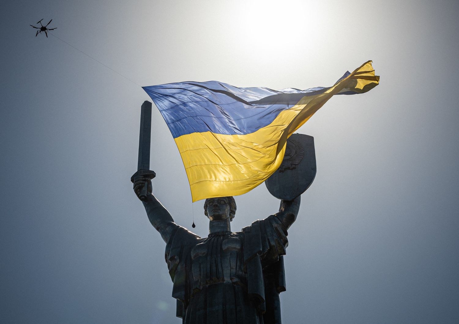 Guerra in Ucraina, bandiera sventola a Kiev nel giorno dell&rsquo;Indipendenza