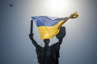 Guerra in Ucraina, bandiera sventola a Kiev nel giorno dell&rsquo;Indipendenza