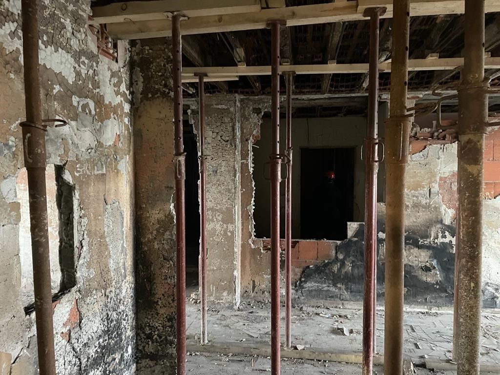 L'interno di uno degli appartamenti mangiati dal rogo