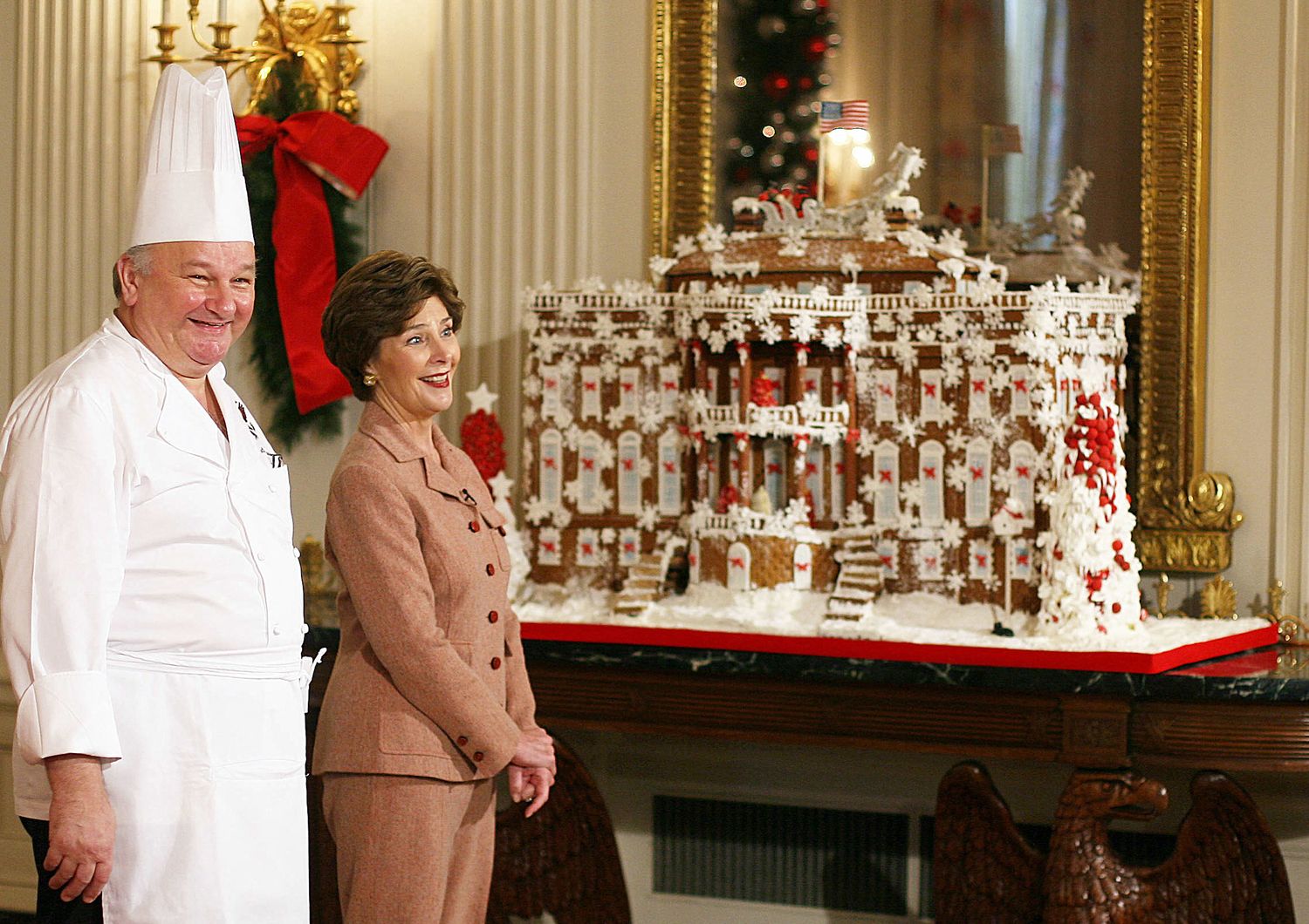 Roland Mesnier con l'ex first lady Laura Bush e una delle sue celebri case di pan di zenzero