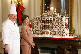 Roland Mesnier con l'ex first lady Laura Bush e una delle sue celebri case di pan di zenzero