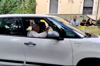 Papa Francesco all'arrivo a l'Aquila