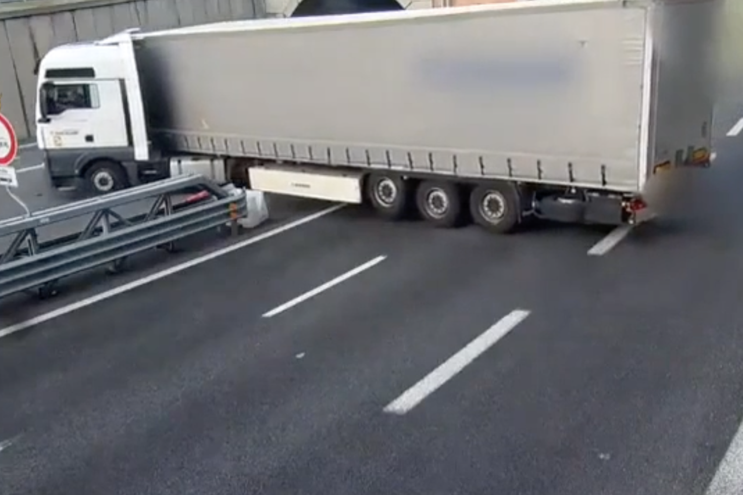 L'inversione a U in autostrada del conducente di un Tir