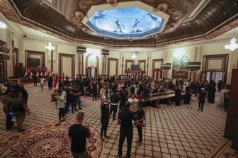 L'irruzione dei sostenitori di Moqtada al-Sadr nel palazzo della repubblica a Baghdad