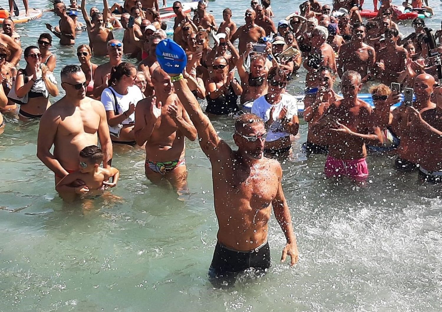 Corrado Sorrentino accolto dai sostenitori al suo arrivo a Cagliari dopo il giro della Sardegna a nuoto