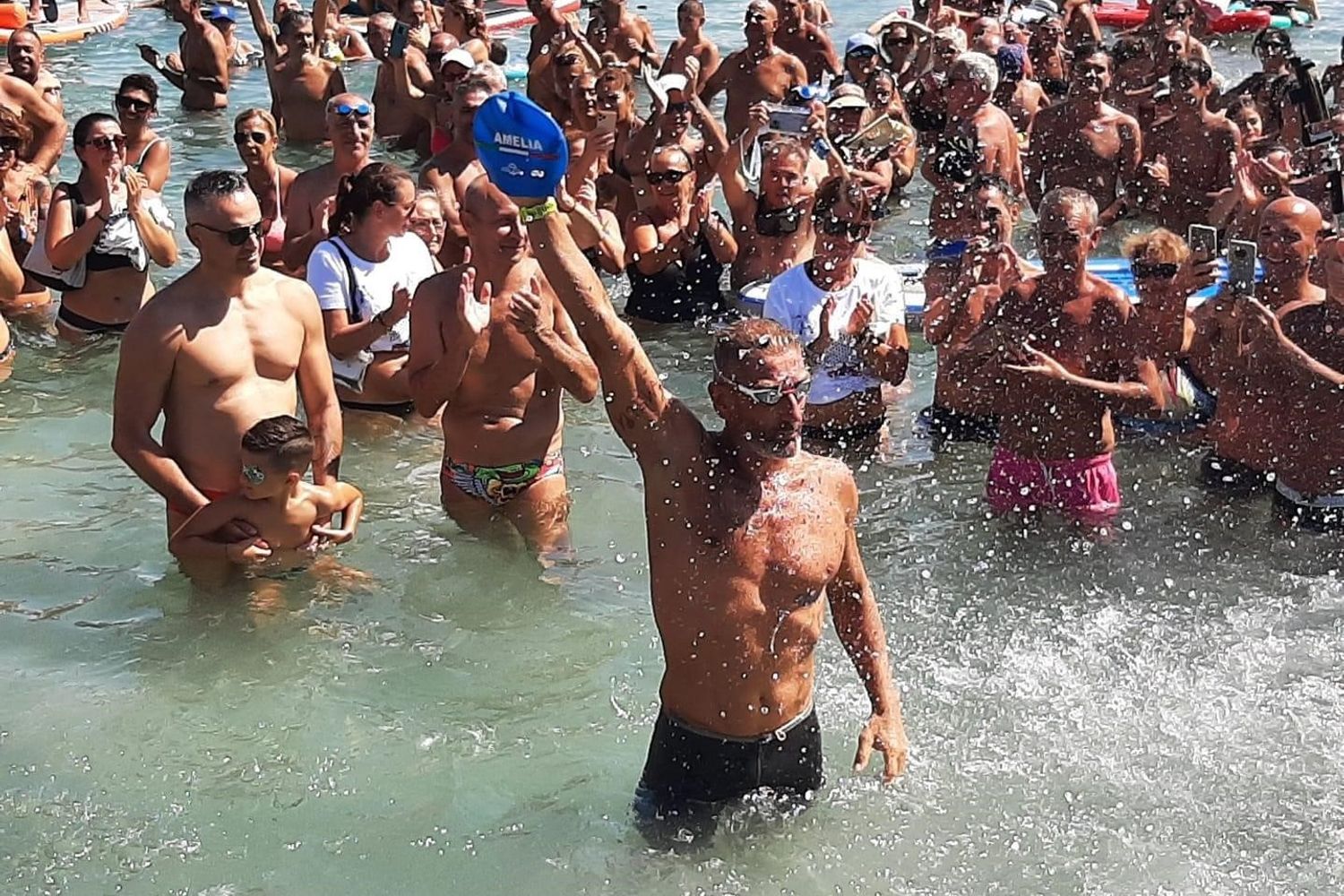 Corrado Sorrentino accolto dai sostenitori al suo arrivo a Cagliari dopo il giro della Sardegna a nuoto