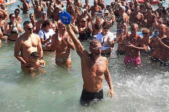 Corrado Sorrentino accolto dai sostenitori al suo arrivo a Cagliari dopo il giro della Sardegna a nuoto