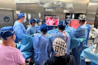 Le due &eacute;quipe chirurgiche durante uno degli interventi su pazienti con tumori del retto eseguiti a fine luglio all'ospedale Santissima Trinit&agrave; di Cagliari