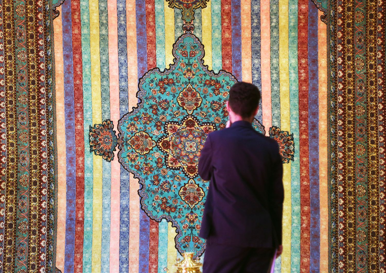 Un visitatore alla fiera del tappeto persiano di Teheran