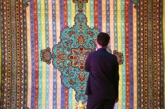 Un visitatore alla fiera del tappeto persiano di Teheran