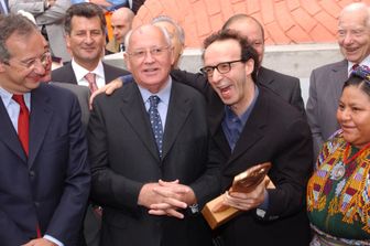 19/10/02 Terzo Summit dei premi Nobel per la pace. Roberto Benigni premiato da Michail Gorbaciov&nbsp;