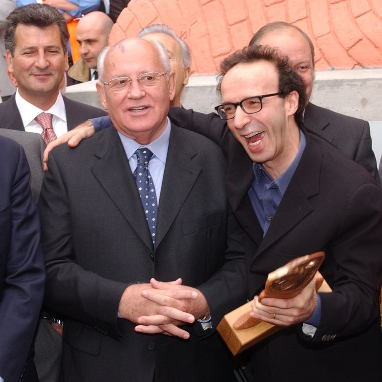 19/10/02 Terzo Summit dei premi Nobel per la pace. Roberto Benigni premiato da Michail Gorbaciov&nbsp;
