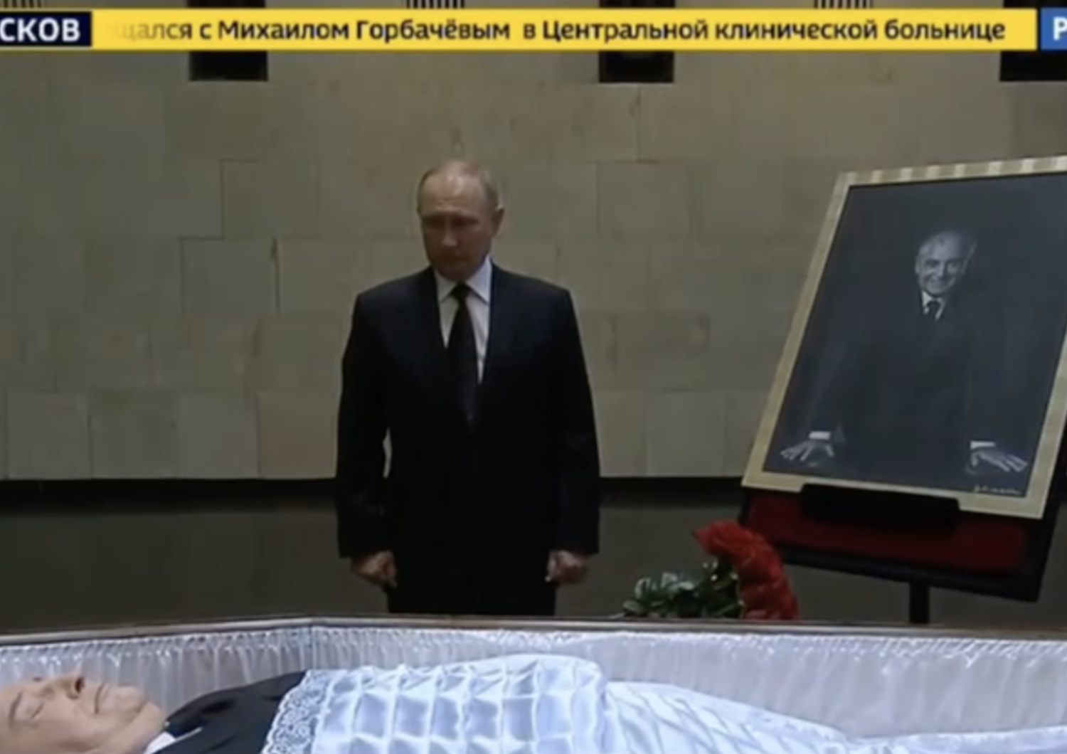 Vladimir Putin rende omaggio alla salma di Gorbaciov