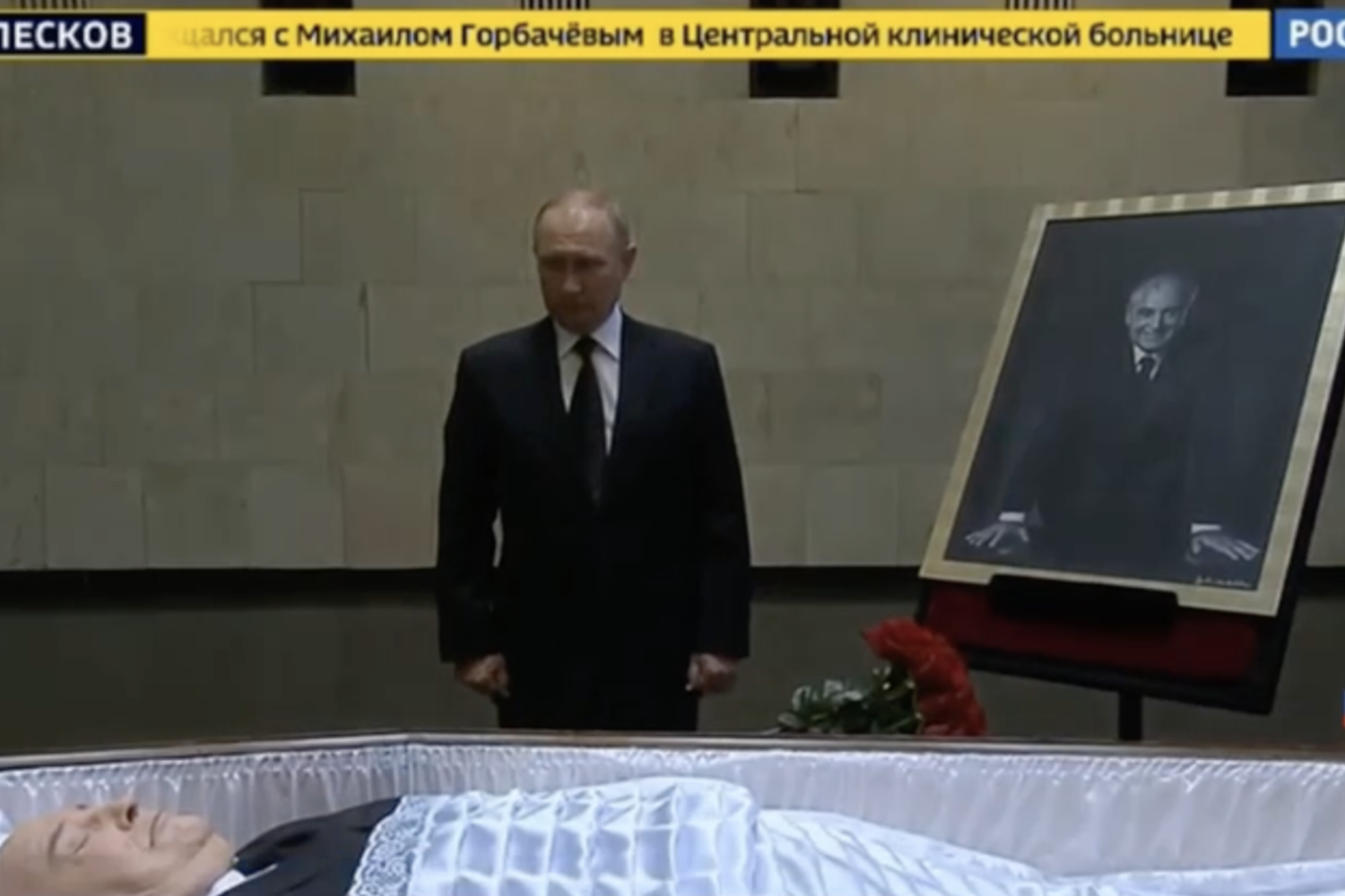 Vladimir Putin rende omaggio alla salma di Gorbaciov
