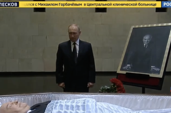 Vladimir Putin rende omaggio alla salma di Gorbaciov