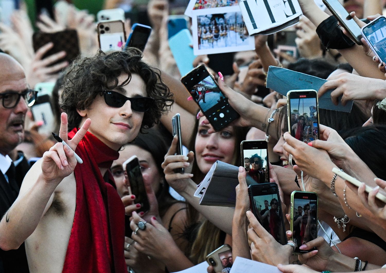 Timothee Chalamet firma autografi al suo arrivo a Venezia per la proiezione del film &quot;Bones And All&quot;