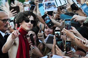 Timothee Chalamet firma autografi al suo arrivo a Venezia per la proiezione del film &quot;Bones And All&quot;