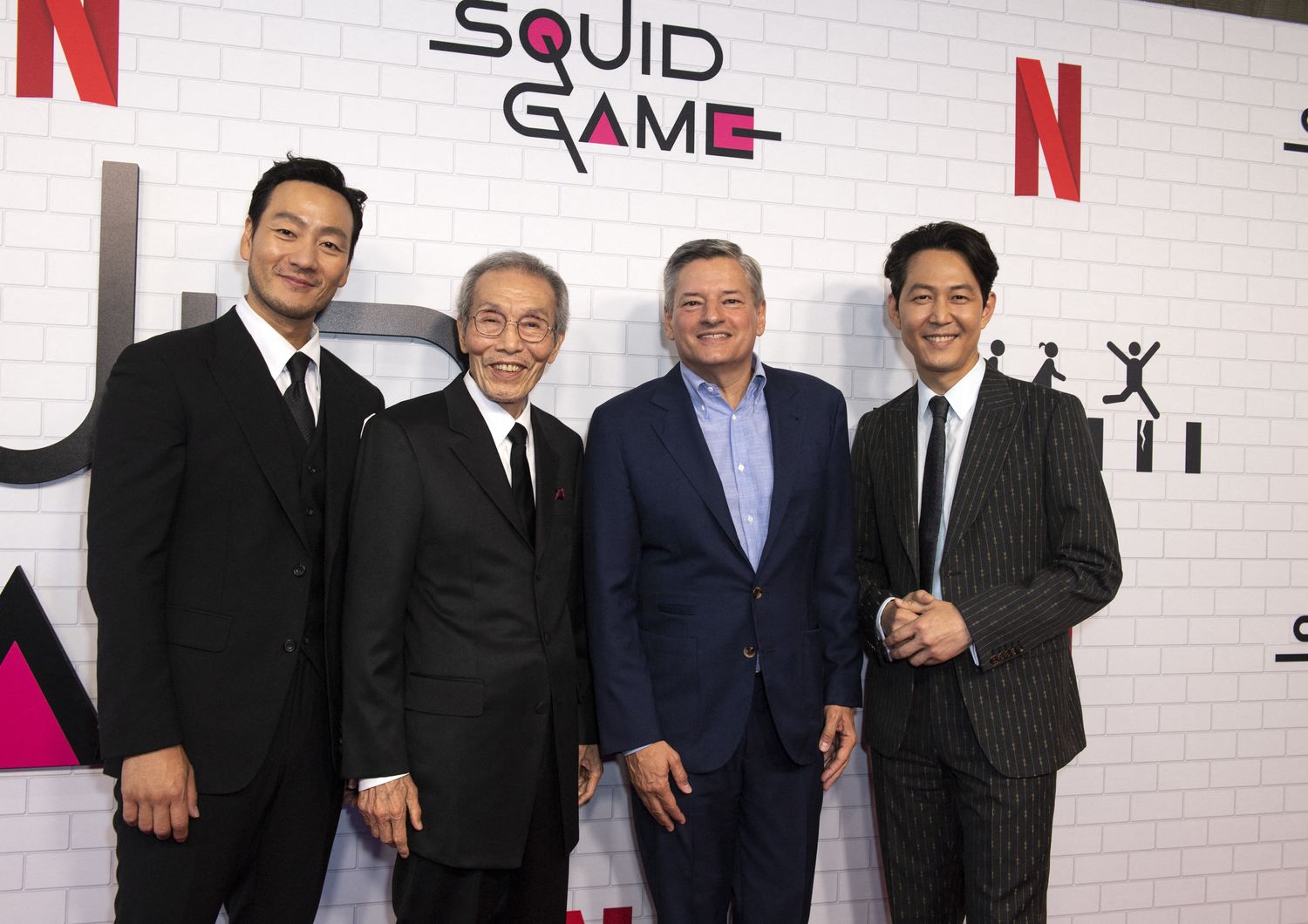 Gli attori sudcoreani Park Hae-soo, O Young-soo, CEO di Netflix Ted Sarandos e l'attore sudcoreano Lee Jung-jae