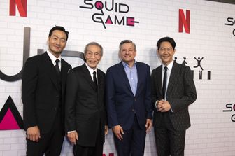 Gli attori sudcoreani Park Hae-soo, O Young-soo, CEO di Netflix Ted Sarandos e l'attore sudcoreano Lee Jung-jae