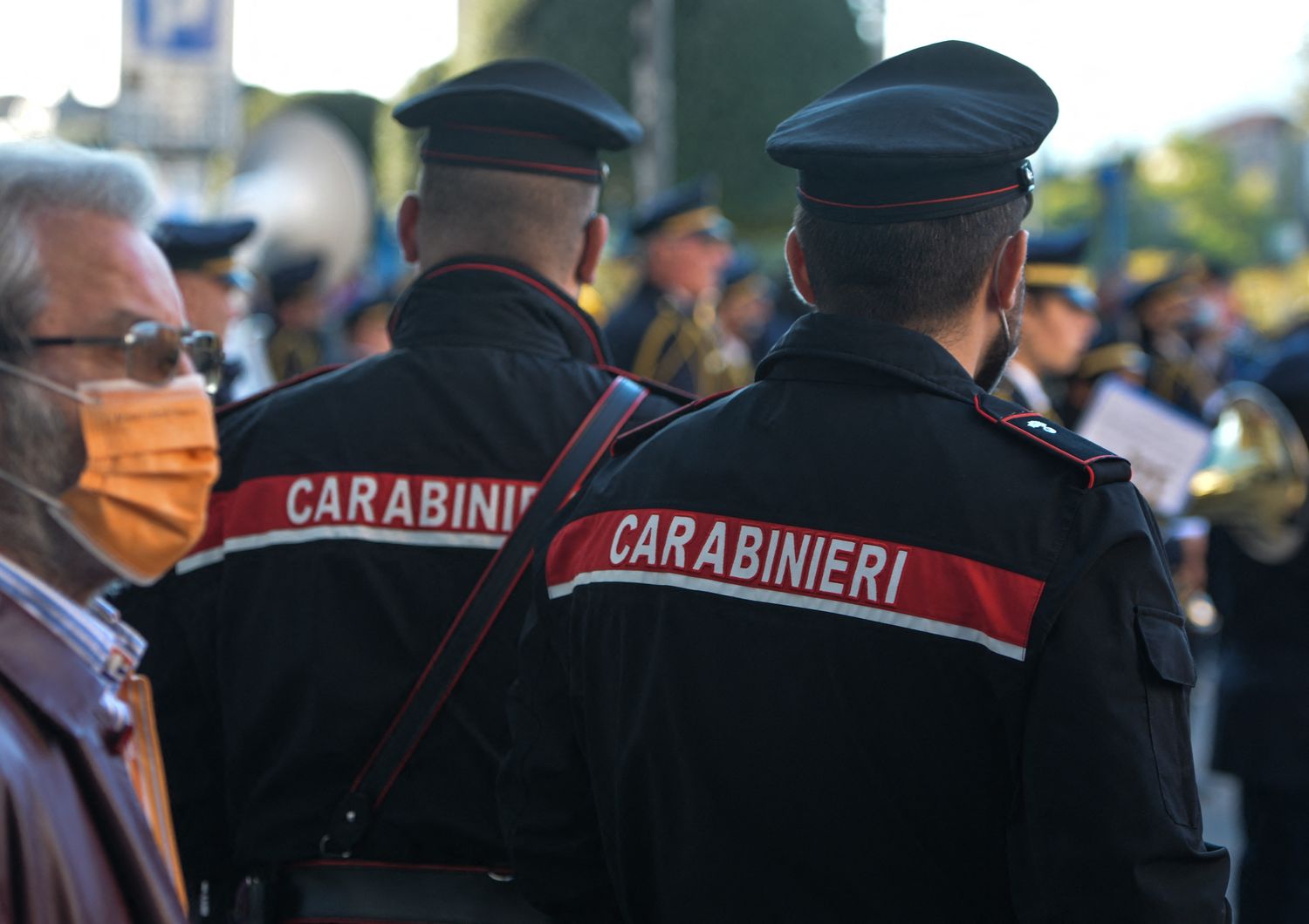 orvieto bimbo solo casa esce notte denunciati genitori