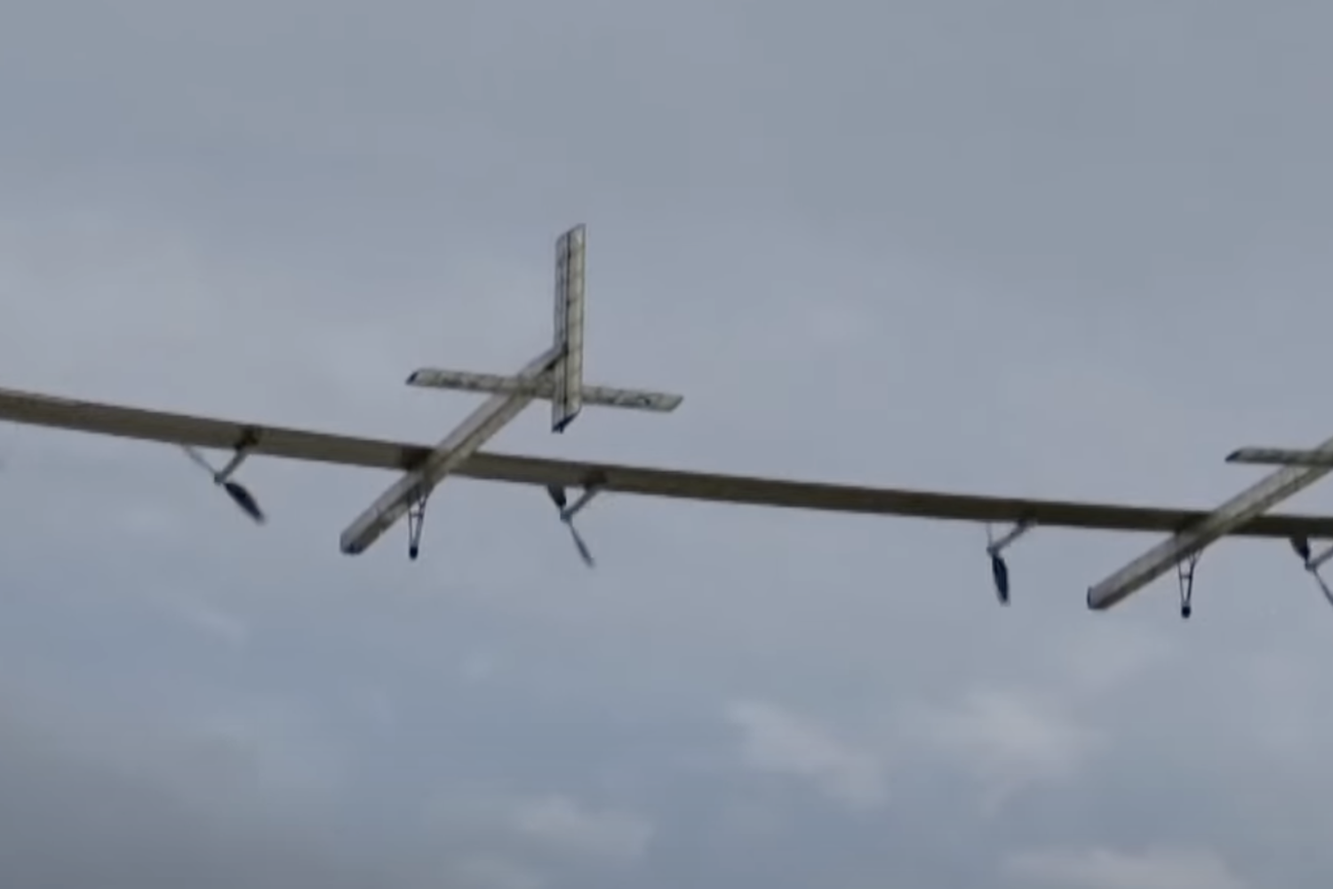 Il primo drone cinese a energia solare