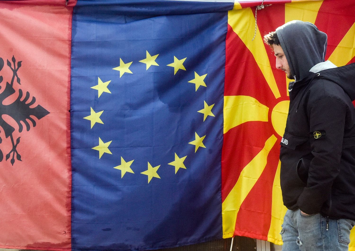 La bandiere della Macedonia del Nord e dell'Albania insieme a quella europea