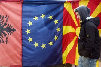 La bandiere della Macedonia del Nord e dell'Albania insieme a quella europea