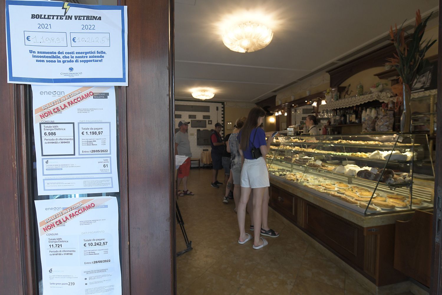 Bollette in vetrina dei negozi&nbsp;