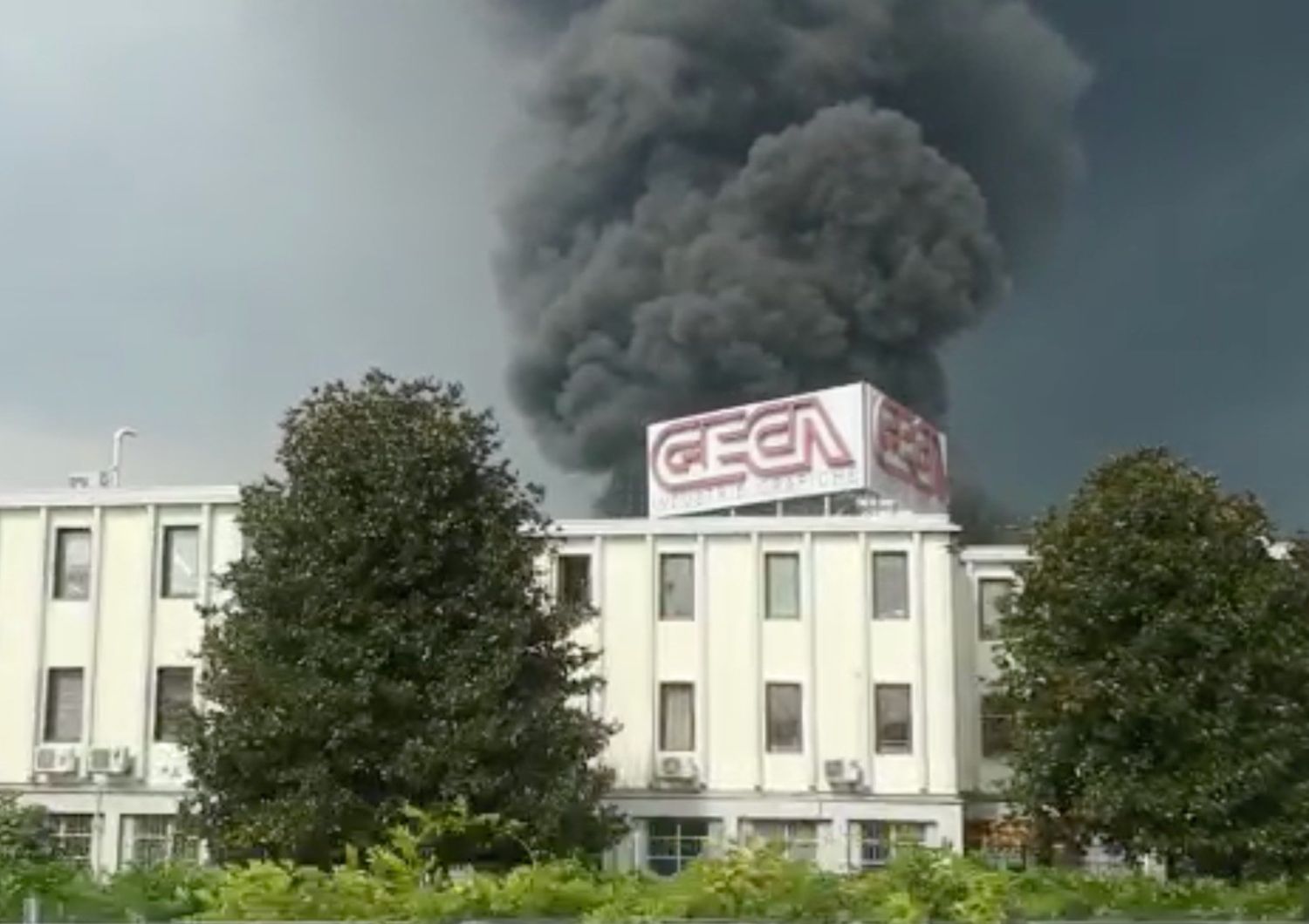 incendi rogo azienda chimica sud milano colonna fumo nero
