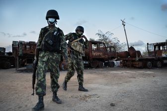 Soldati Mozambicani di pattuglia nel luogo di un attacco jihadista