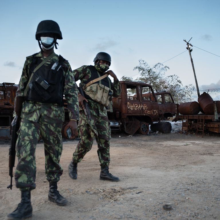 Soldati Mozambicani di pattuglia nel luogo di un attacco jihadista