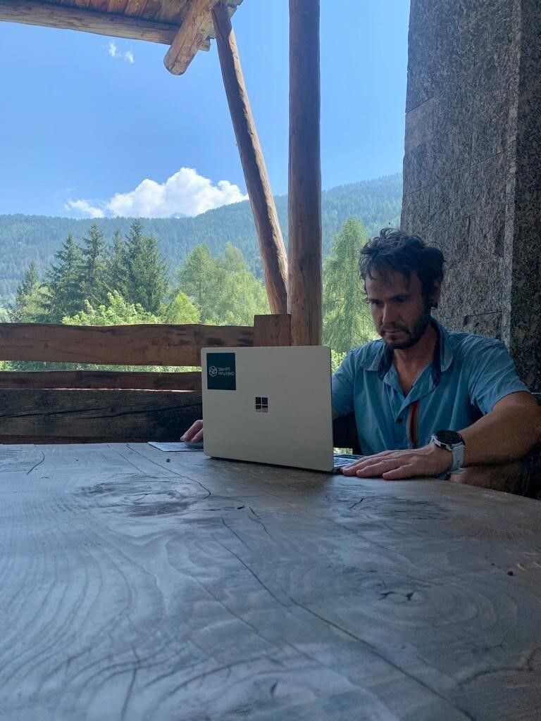 Davide Fiz al lavoro col suo pc