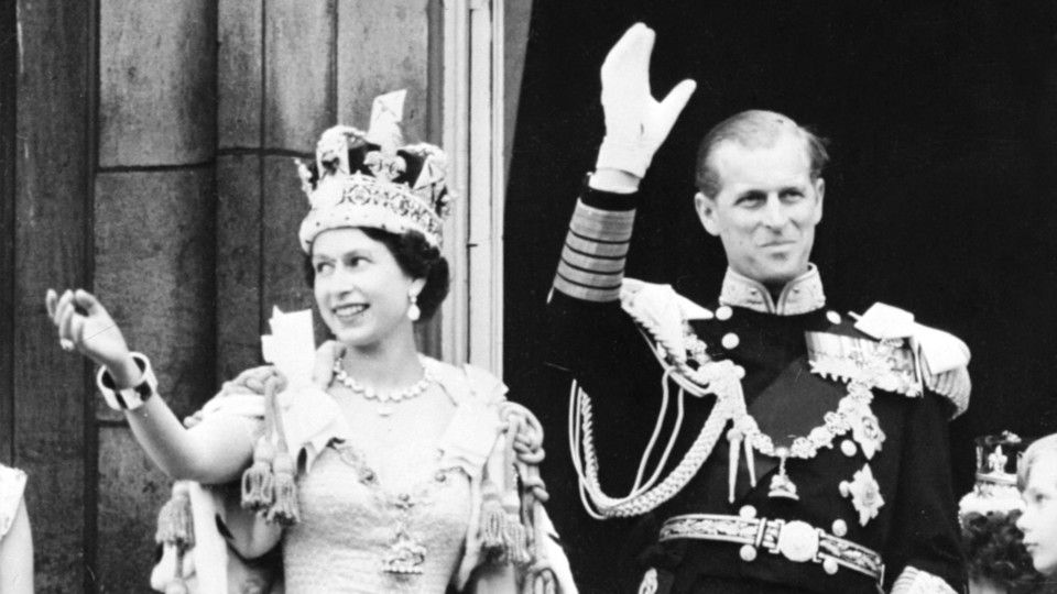 La regina Elisabetta e Filippo si affacciamo al balcone di Buckingham Palace subito dopo l'incoronazione&nbsp;