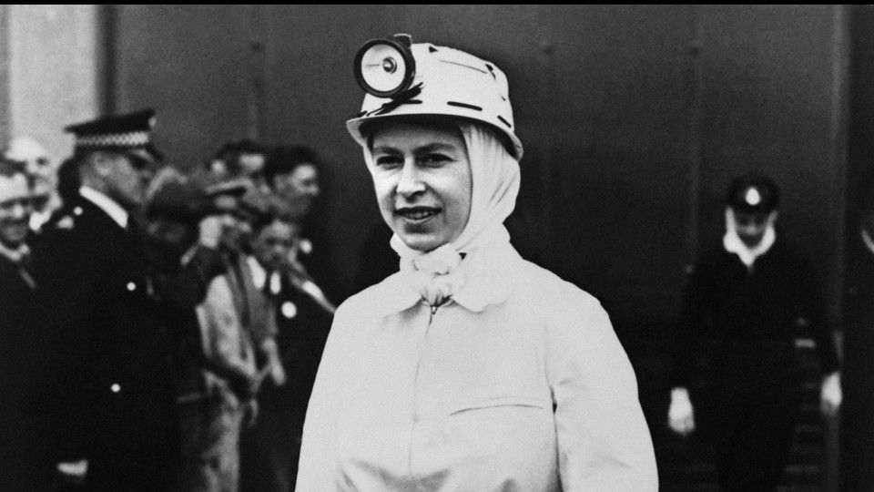 La regina visita le miniere di carbone Rothes Colliery a Glenrothes nel 1958&nbsp;