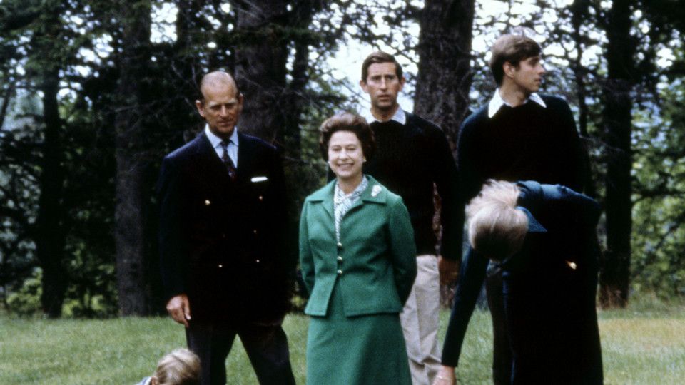 1979 - La regina Elisabetta e Filippo con i loro quattro figli - Carlo, Anna, Andrea ed Edoardo - e i loro corgi