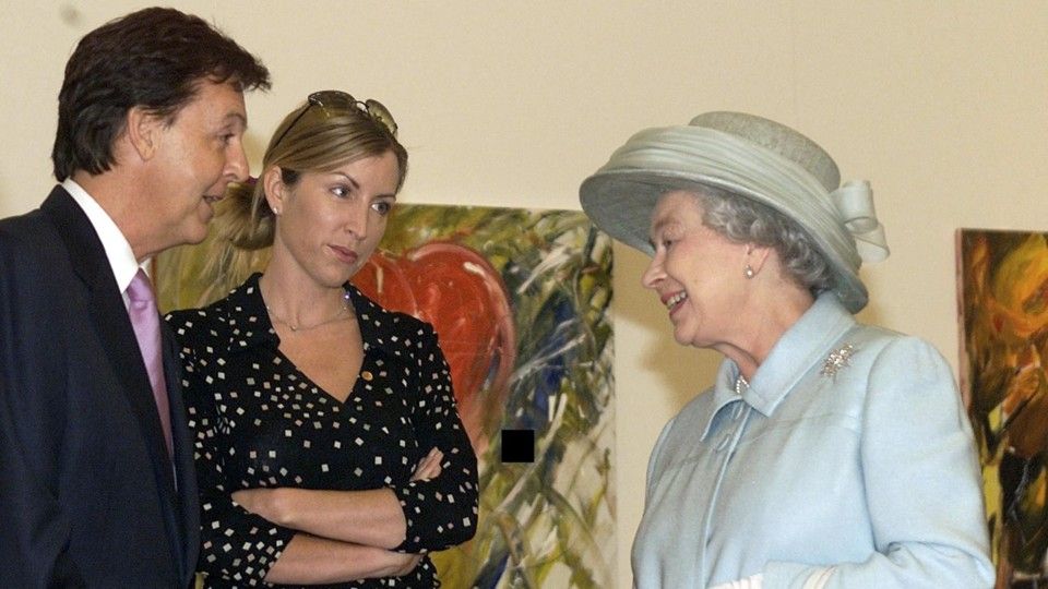 2002 - Con Sir Paul McCartney insignito nel '97 dell'onorificenza del Cavalierato dalla Regina Elisabetta II per i suoi meriti discografici