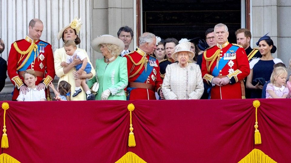 2019 - L'intera famiglia reale riunita per cerimonia del &quot;Trooping the Colour&quot;. E' l'ultima prima dell'addio di Harry e Meghan &nbsp;