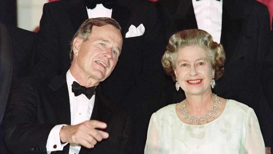 La regina con il presidente degli Stati Uniti George Bush nel 1990 durante un vertice Nato a Londra&nbsp;
