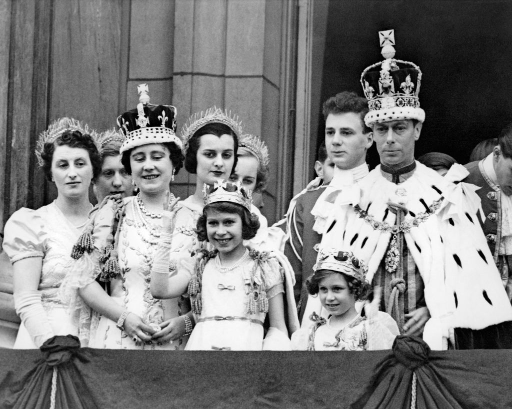 La regina Elisabetta con la famiglia a Buckingham Palace nel giorno dell'incoronazione di Giorgio VI&nbsp;