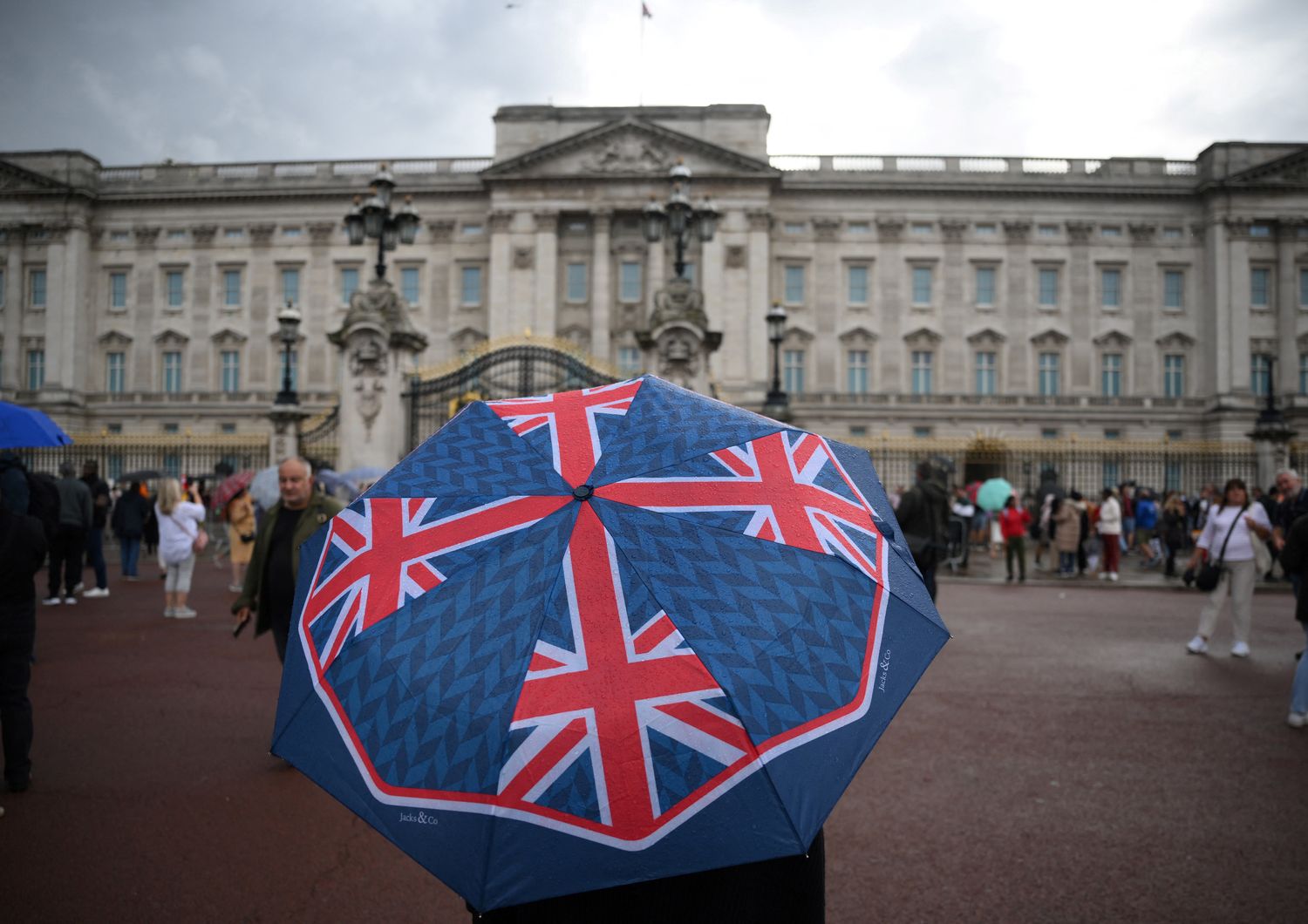 La folla raccolta davanti a Buckingham Palace