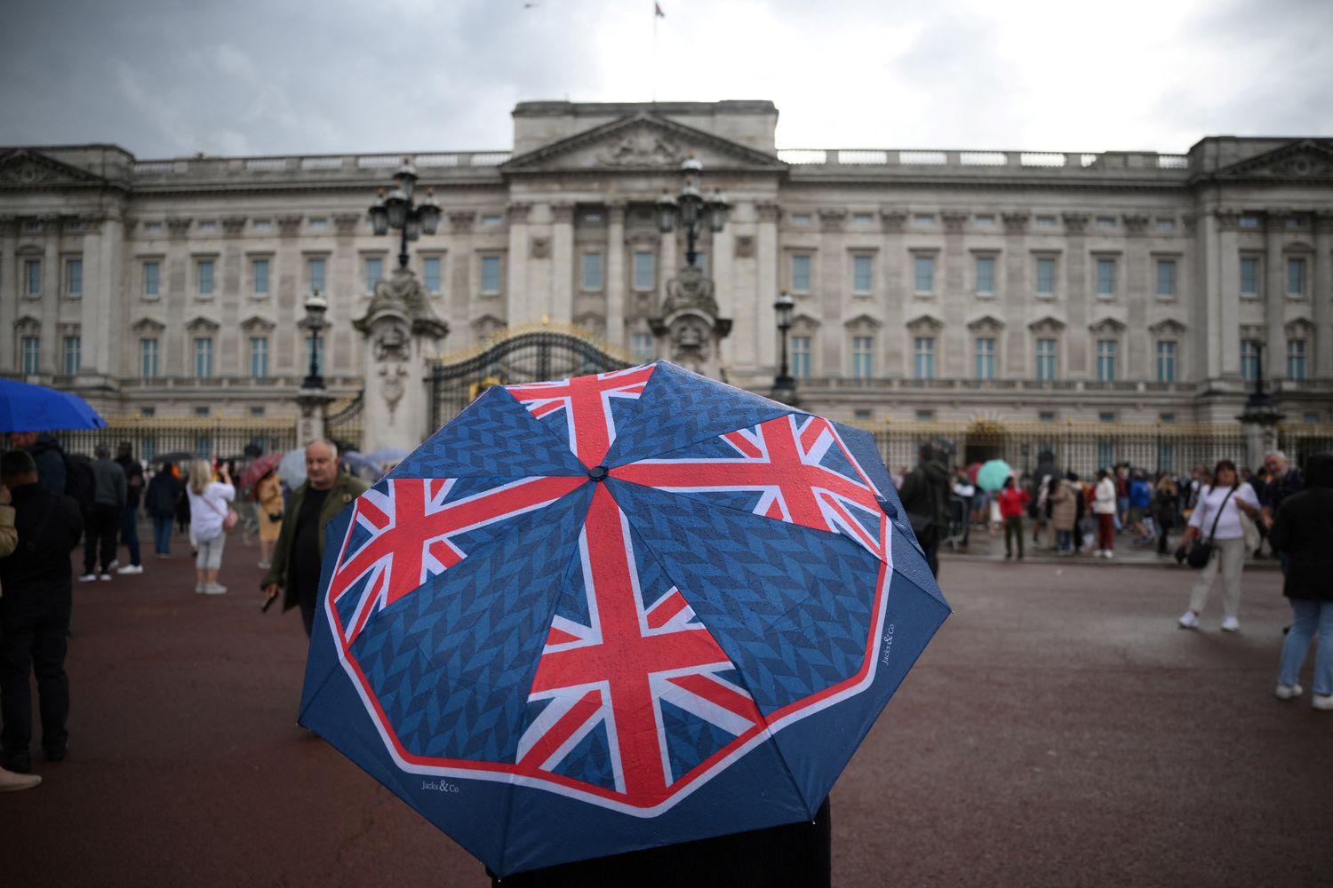 La folla raccolta davanti a Buckingham Palace