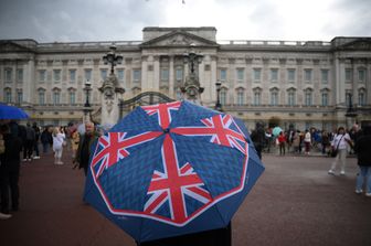 La folla raccolta davanti a Buckingham Palace