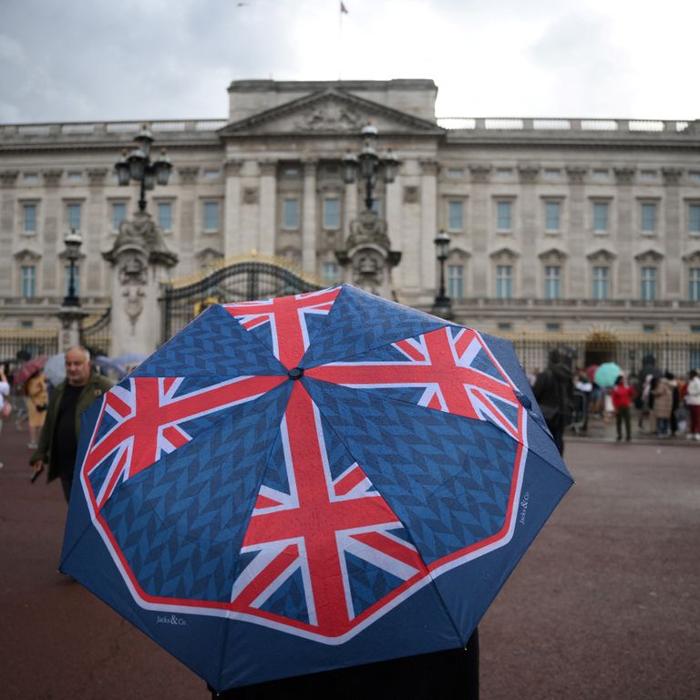 La folla raccolta davanti a Buckingham Palace