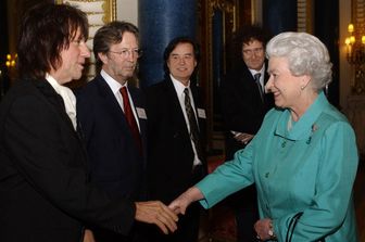 La regina con Brian May, Eric Clapton e Jimmy Page