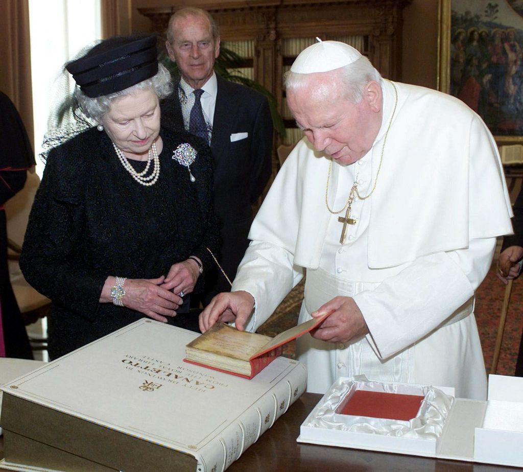 Elisabetta II con Papa Giovanni Paolo II