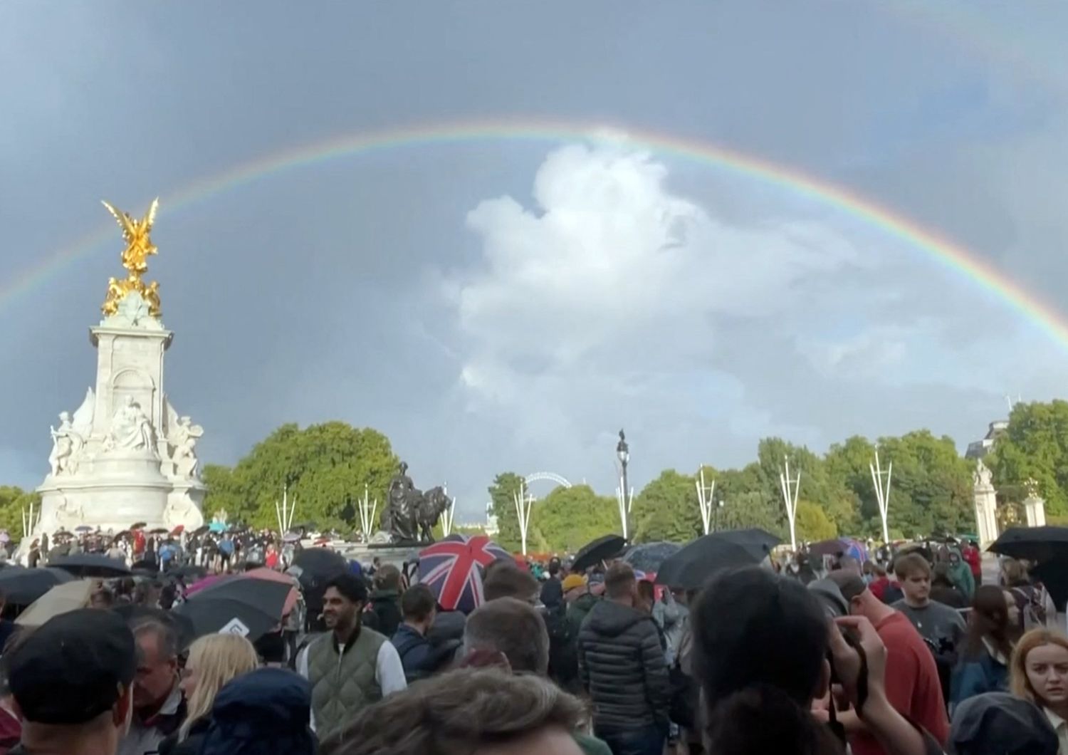 L'arcobaleno sopra Buckingham Palace all'annuncio della morte della regina Elisabetta