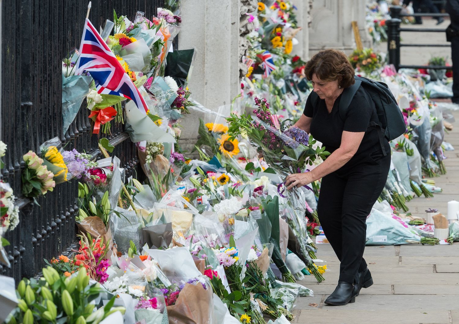 I fiori deposti davanti a Buckingham Palace per la Regina Elisabetta