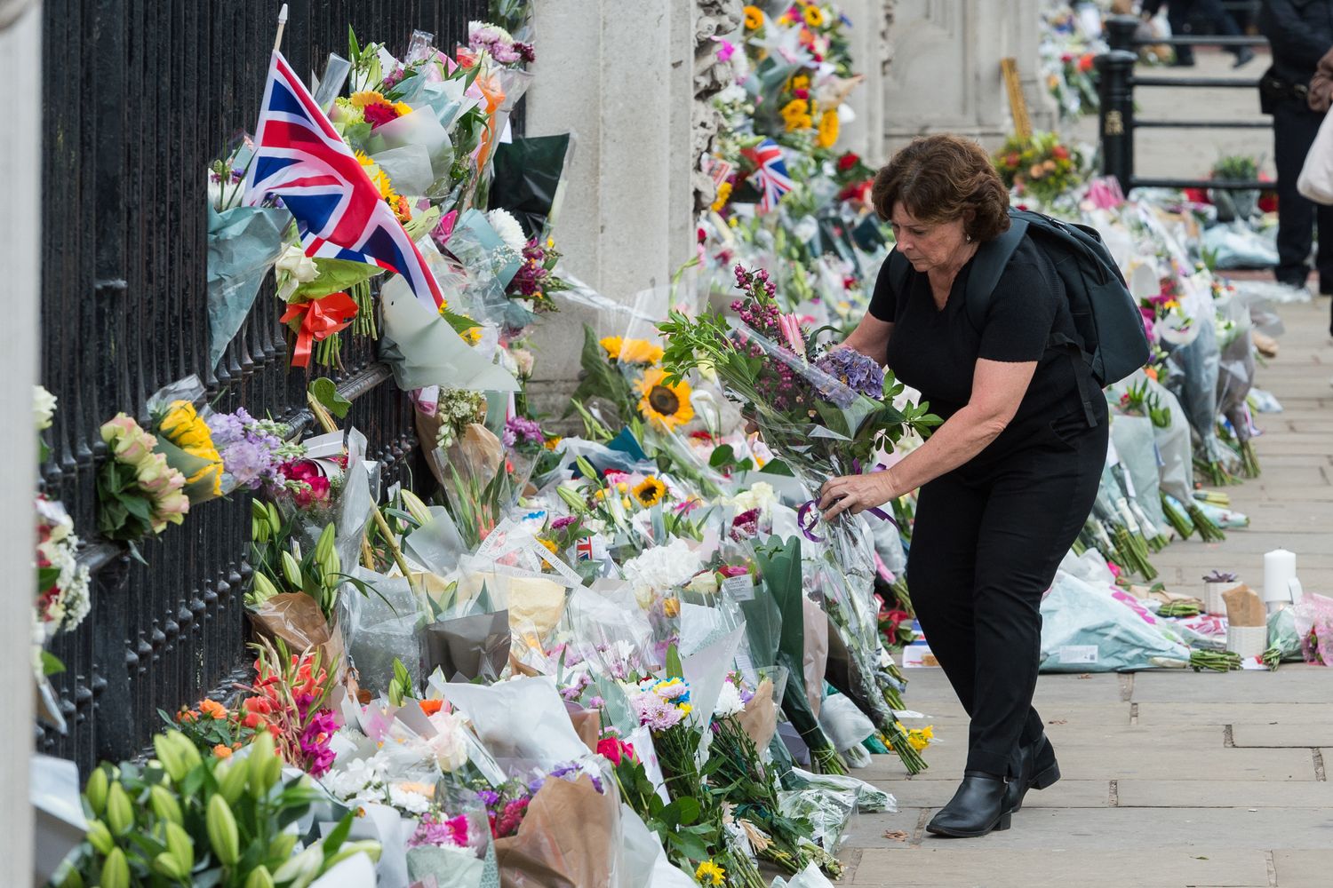I fiori deposti davanti a Buckingham Palace per la Regina Elisabetta