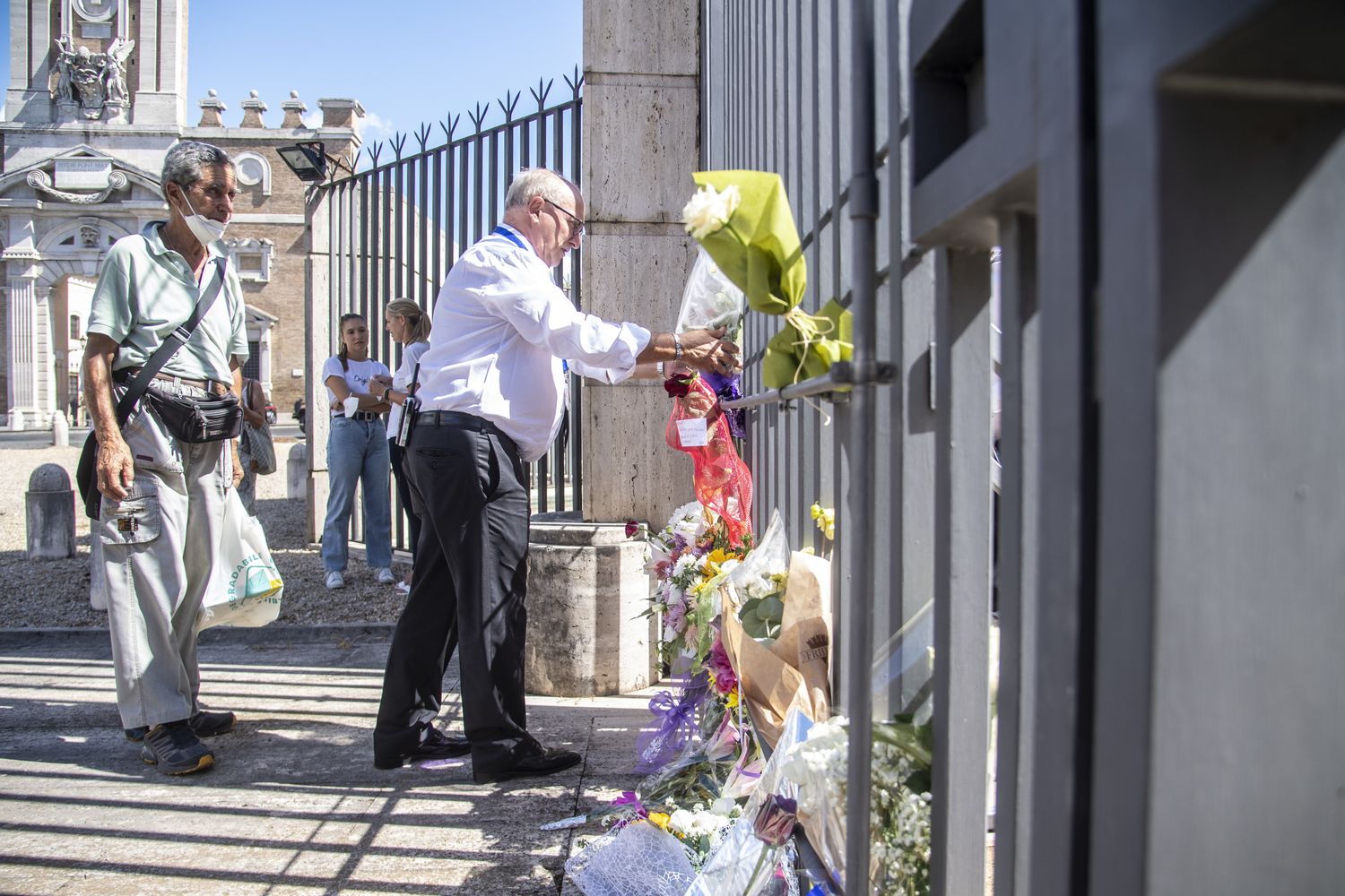 L'omaggio alla regina Elisabetta ai cancelli dell'ambasciata britannica