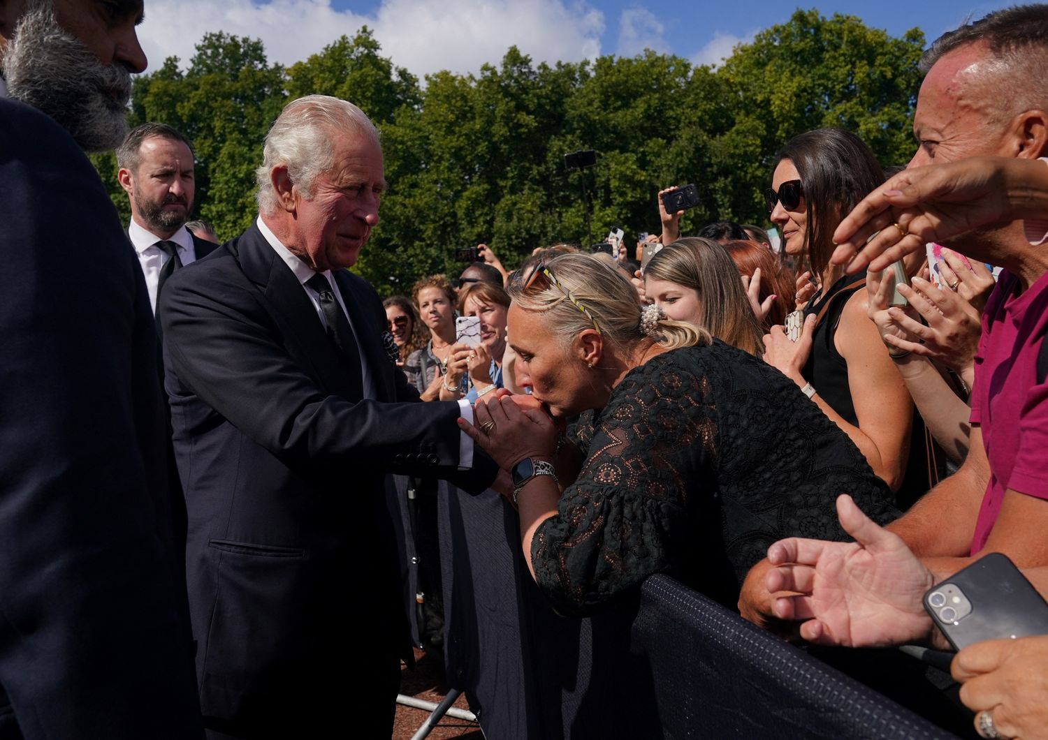 Folla a Buckingham Palace oggi dentro Storia